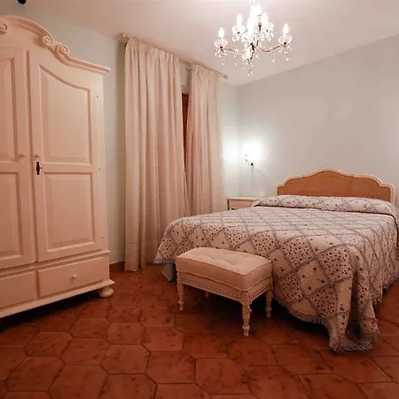 Bed & Breakfast Casale Le Rose 3*