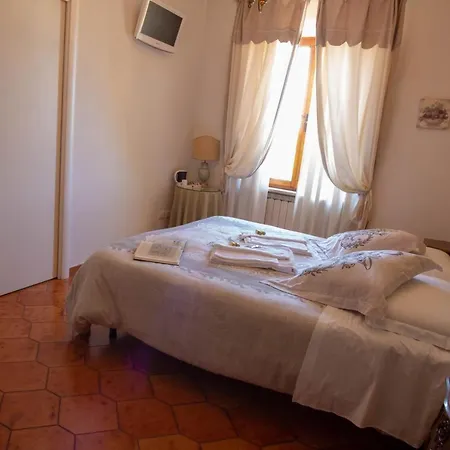 Bed & Breakfast Casale Le Rose 3*